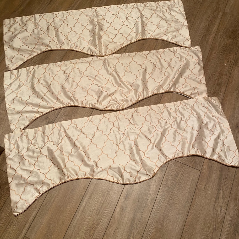 Valence curtains